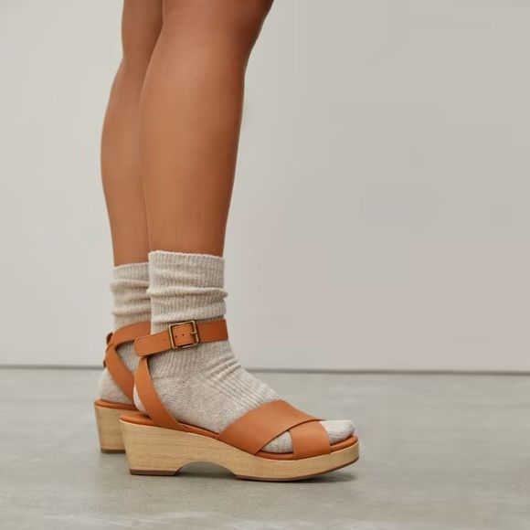 Everlane Shoes - Everlane The Clog Sandal Cognac Size 7.5